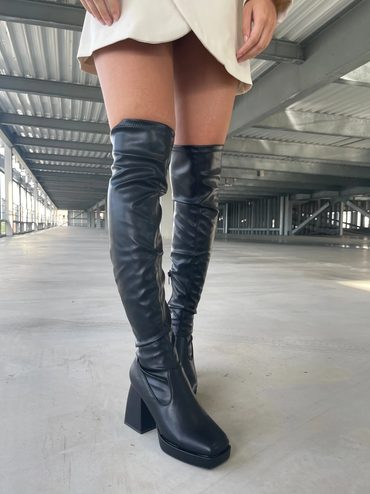 Shop CASSY Ashley - Cuissardes Noires A Plateforme Et Talon Carre