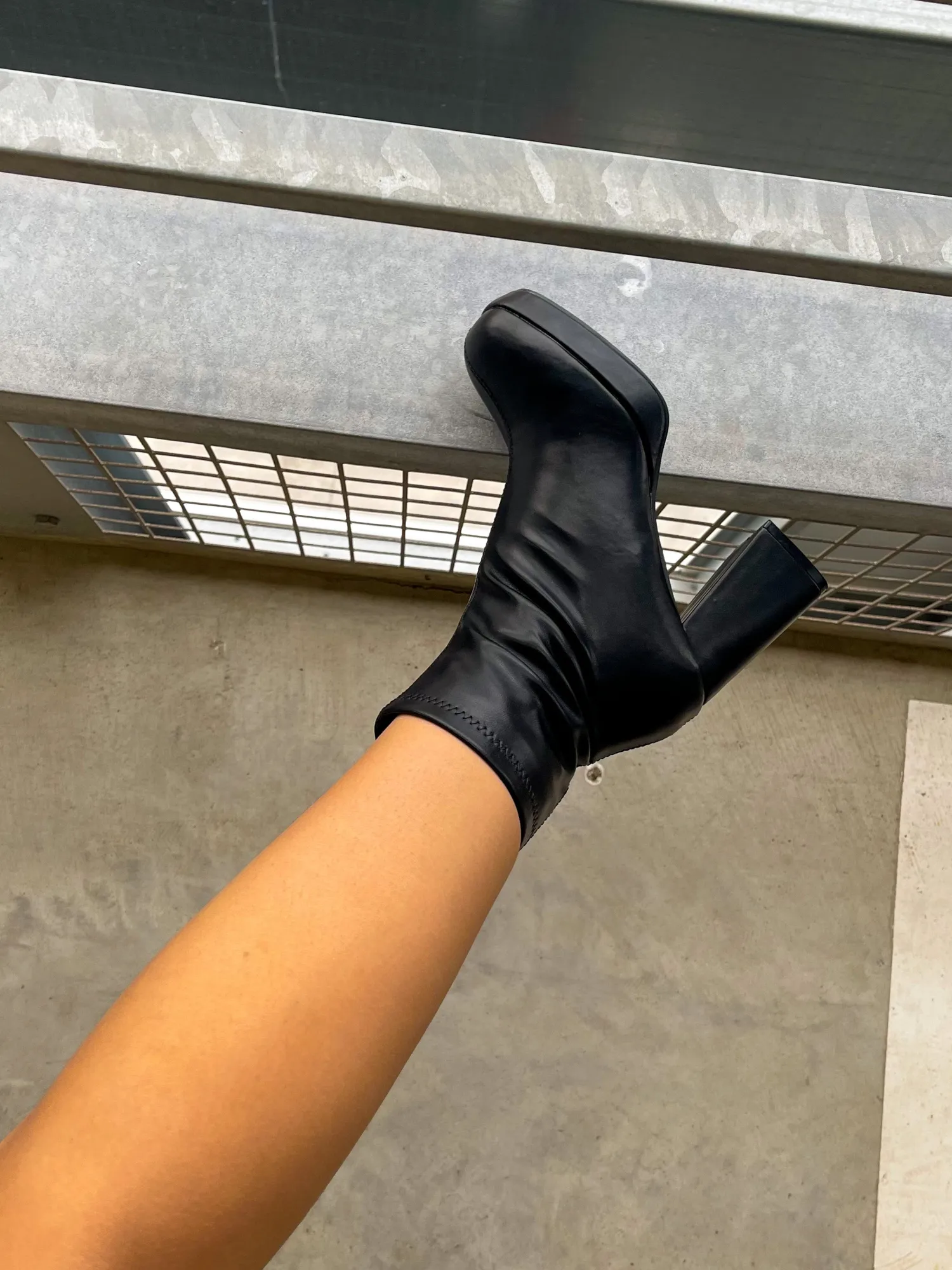 New CASSY Daisy - Bottines Noires A Mini Plateforme En Simili Cuir Souple Et Talon Bloc