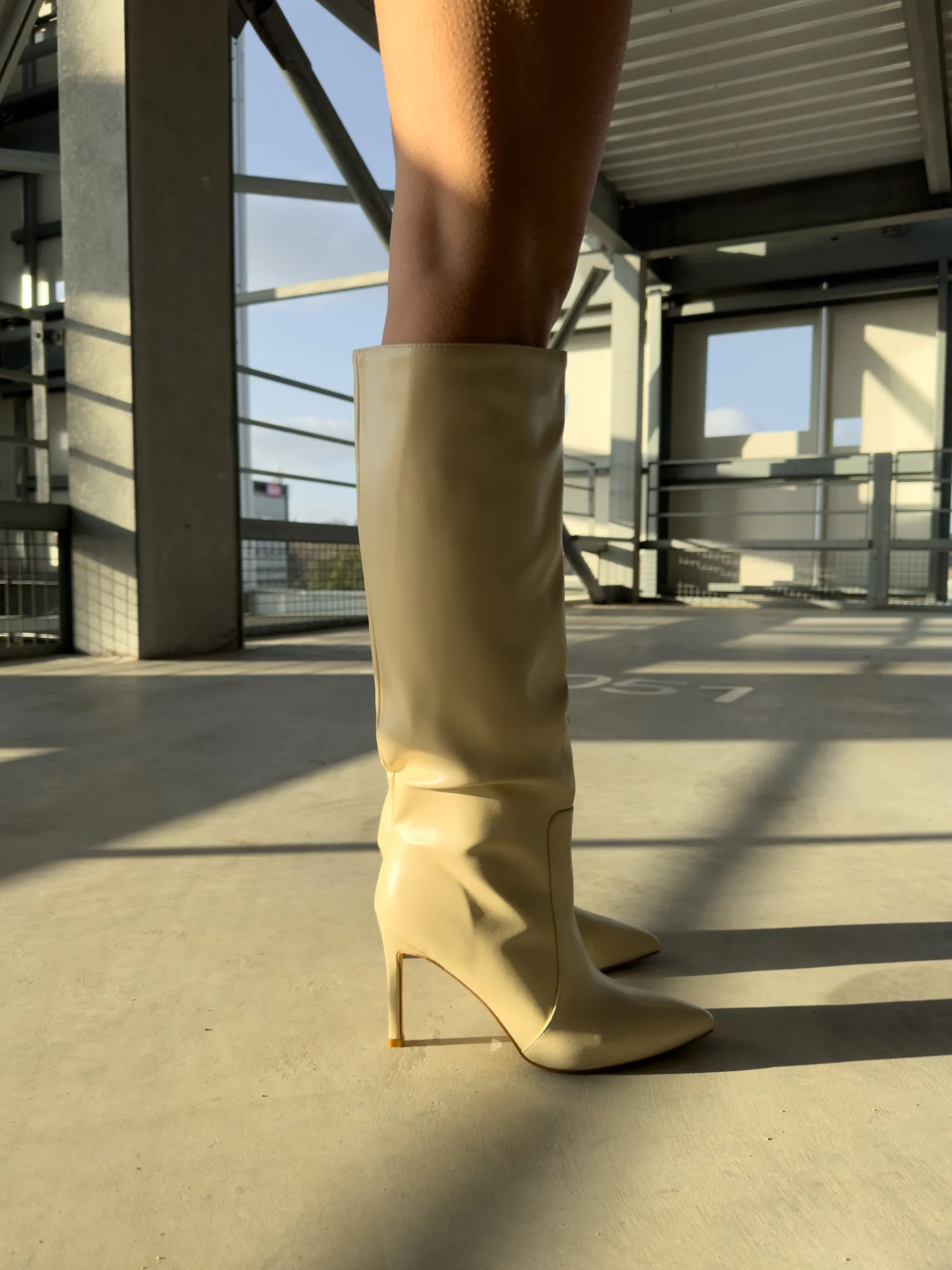 Sale CASSY Emily - Bottes Beiges Minimalistes A Bout Pointu Avec Zip