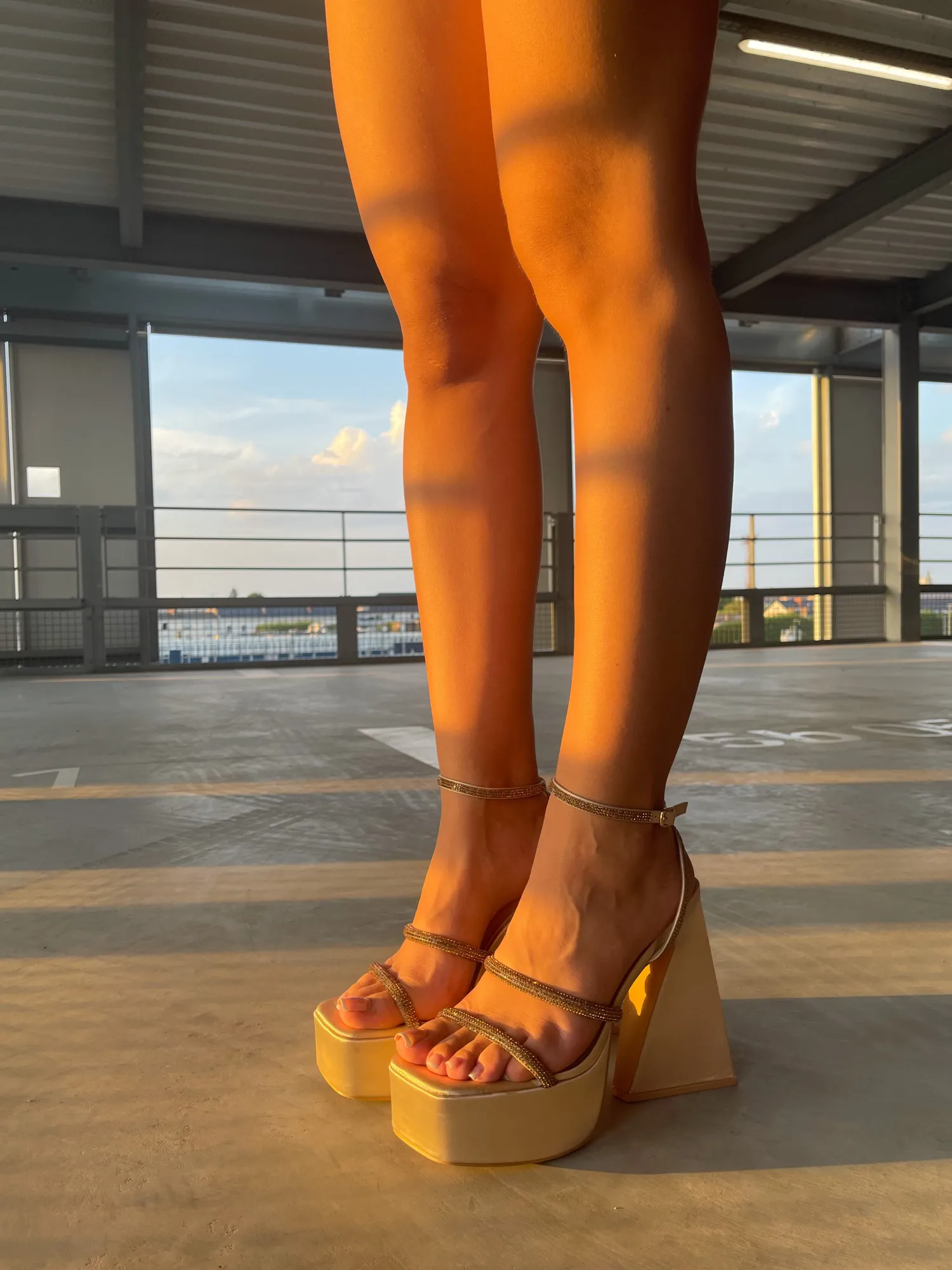 Clearance CASSY Holly - Sandales Beiges A Plateforme Ornees De Strass Et A Talon Triangulaire Evase