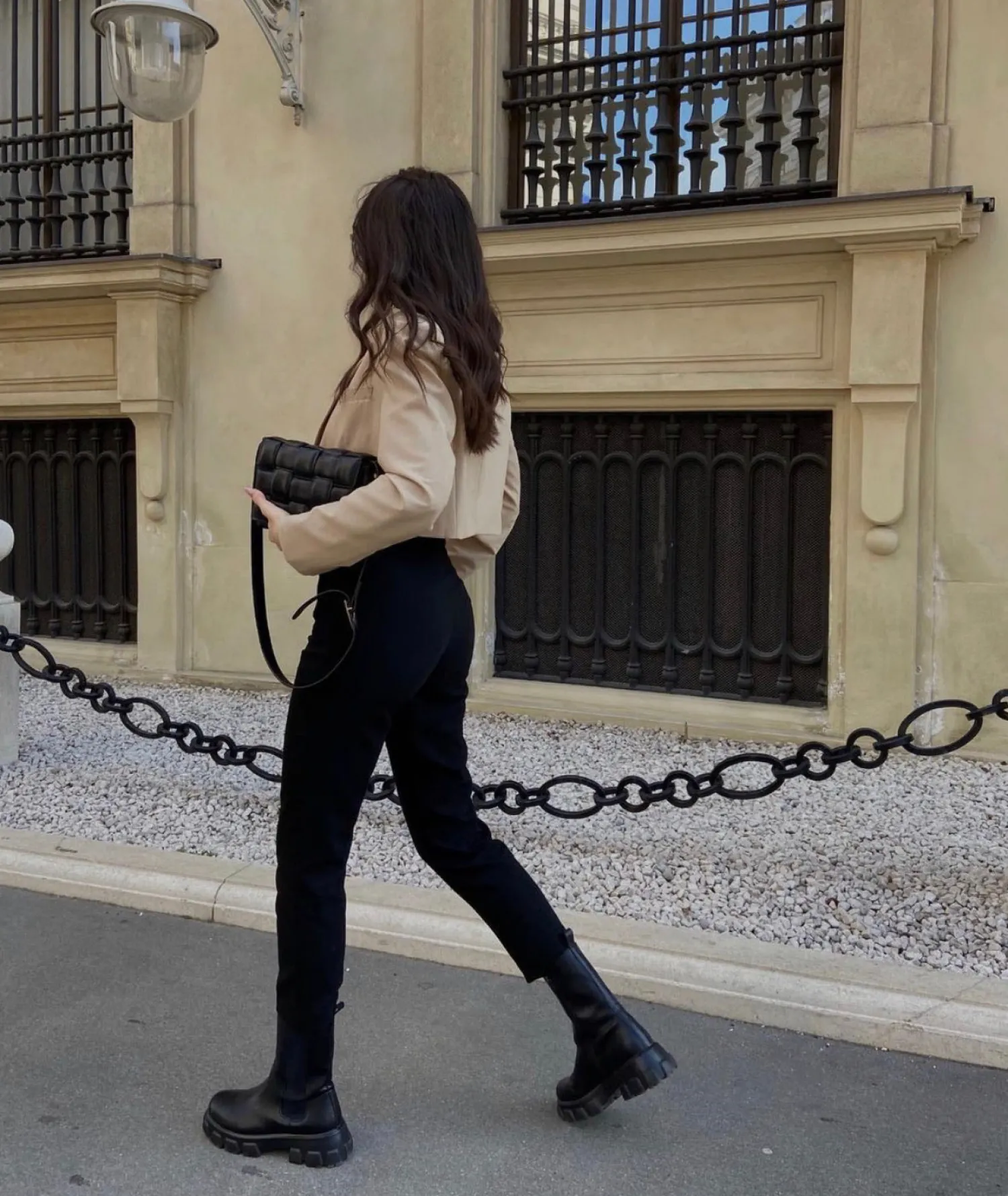 Discount CASSY Kelly- Bottines Noires Chelsea A Semelle Crantee