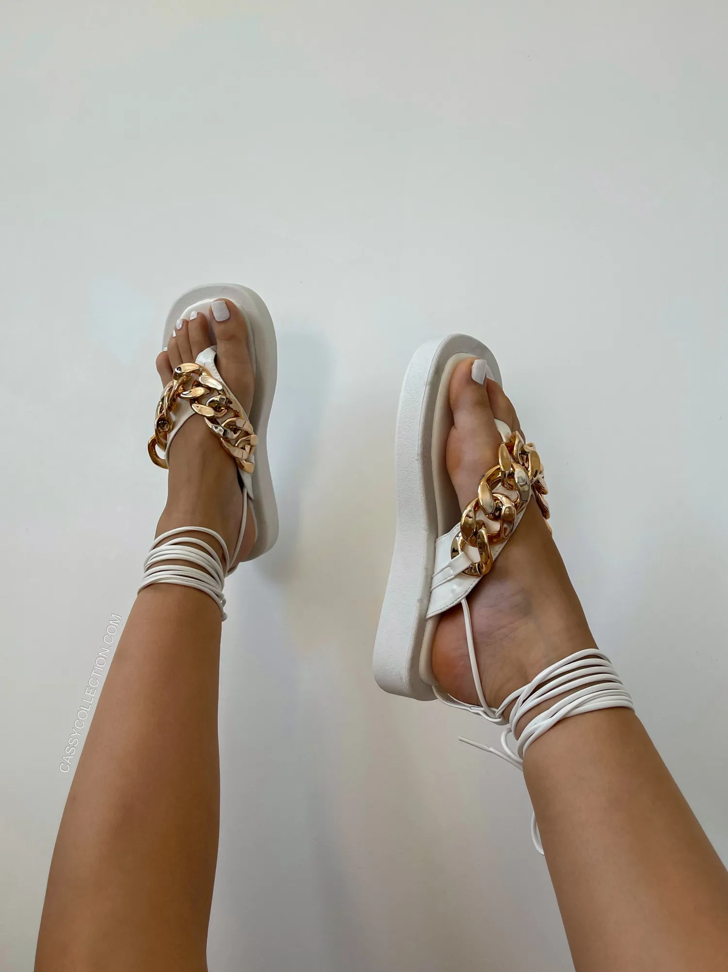 Sale CASSY Sandales Plates Blanches A Lacets Et Detail Chaine Doree