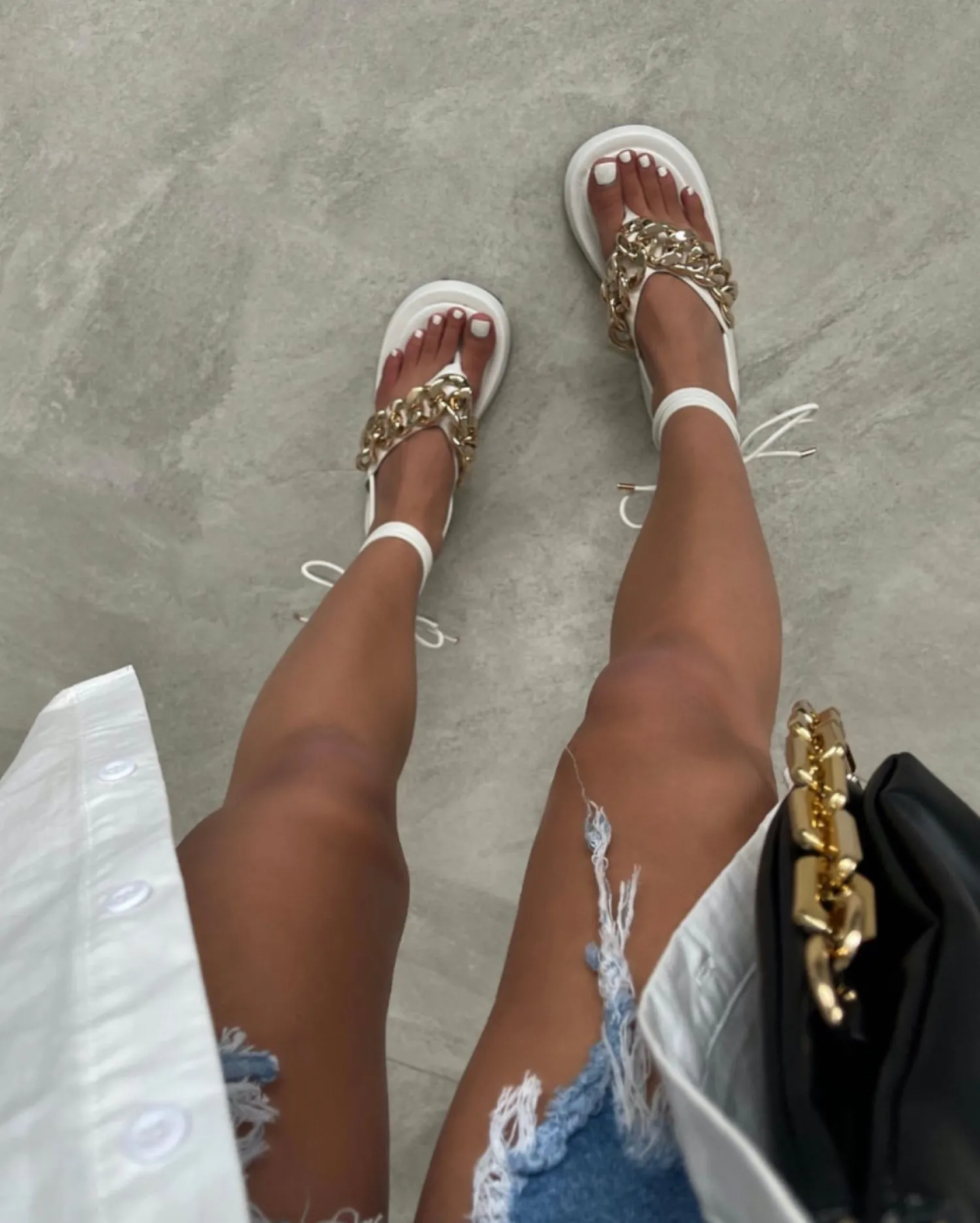 Sale CASSY Sandales Plates Blanches A Lacets Et Detail Chaine Doree