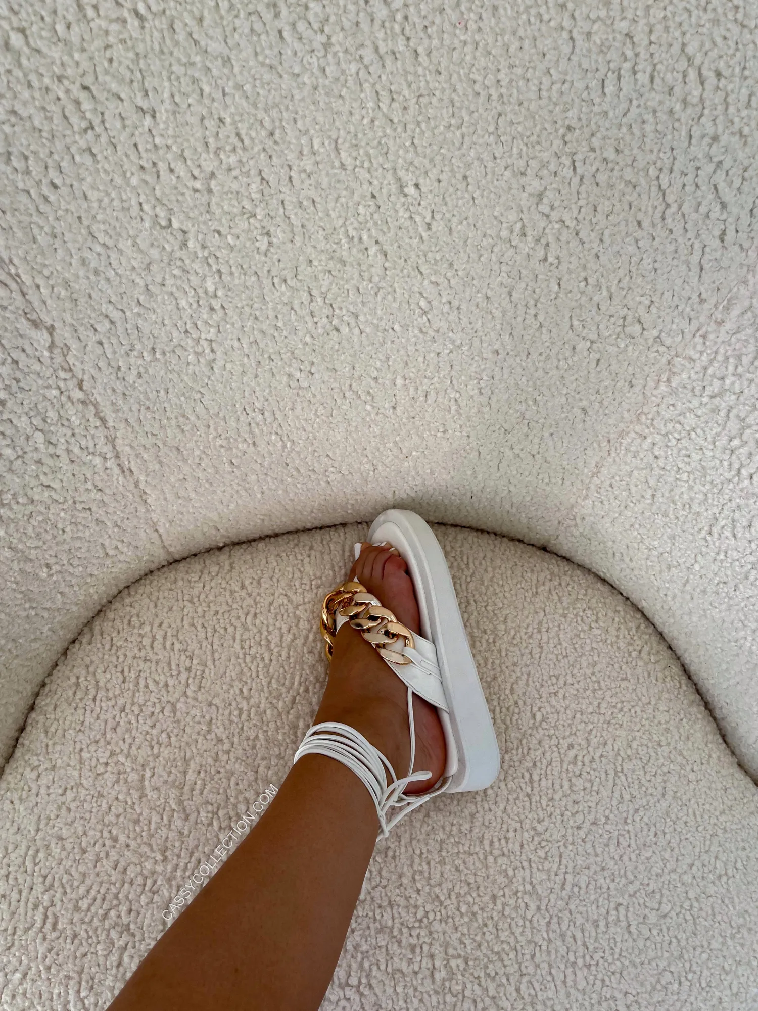 Sale CASSY Sandales Plates Blanches A Lacets Et Detail Chaine Doree