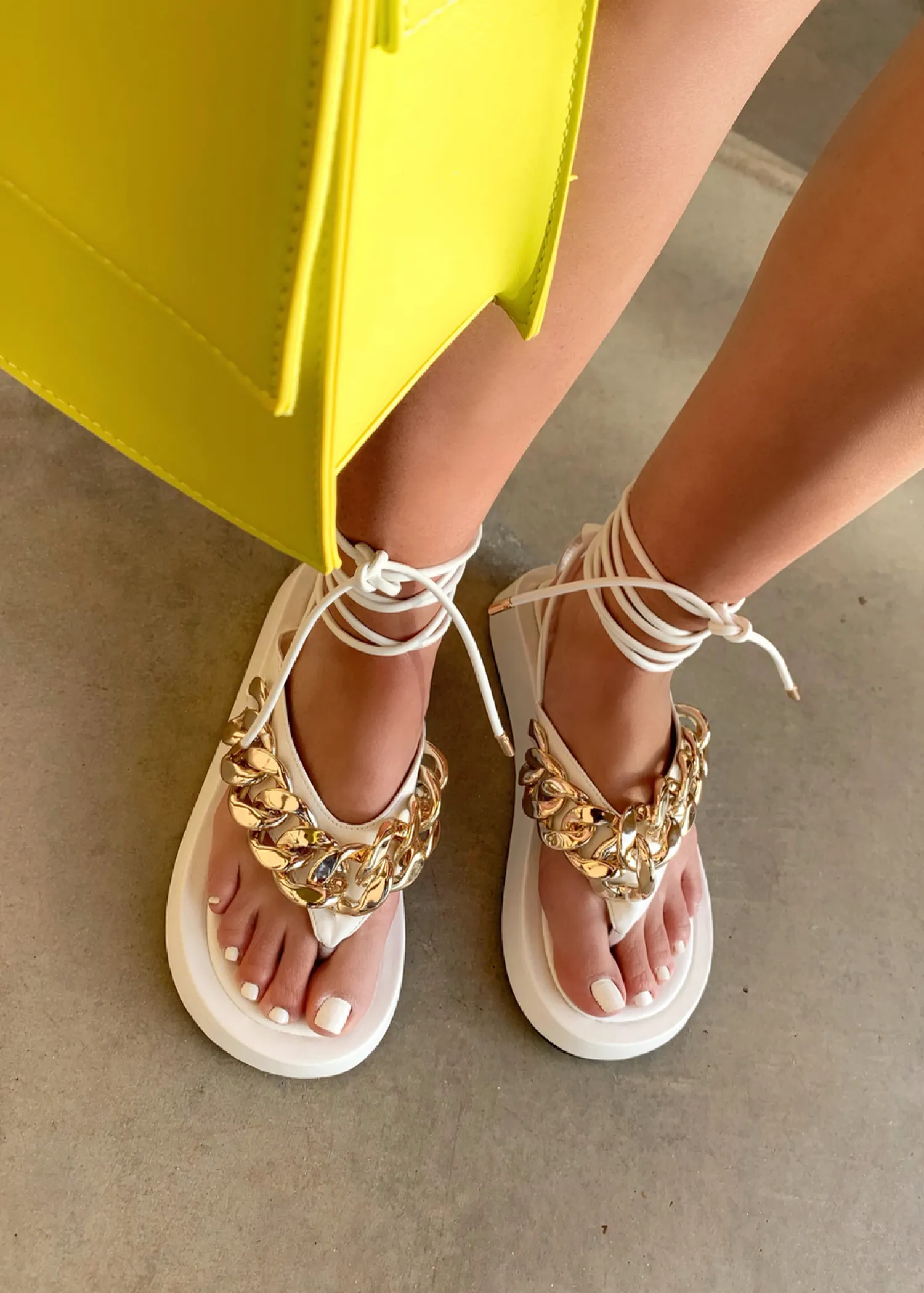 Sale CASSY Sandales Plates Blanches A Lacets Et Detail Chaine Doree