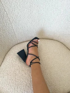 Sale CASSY Serena - Sandales Noires A Talon Triangulaire Et Sangles Entrecroisees